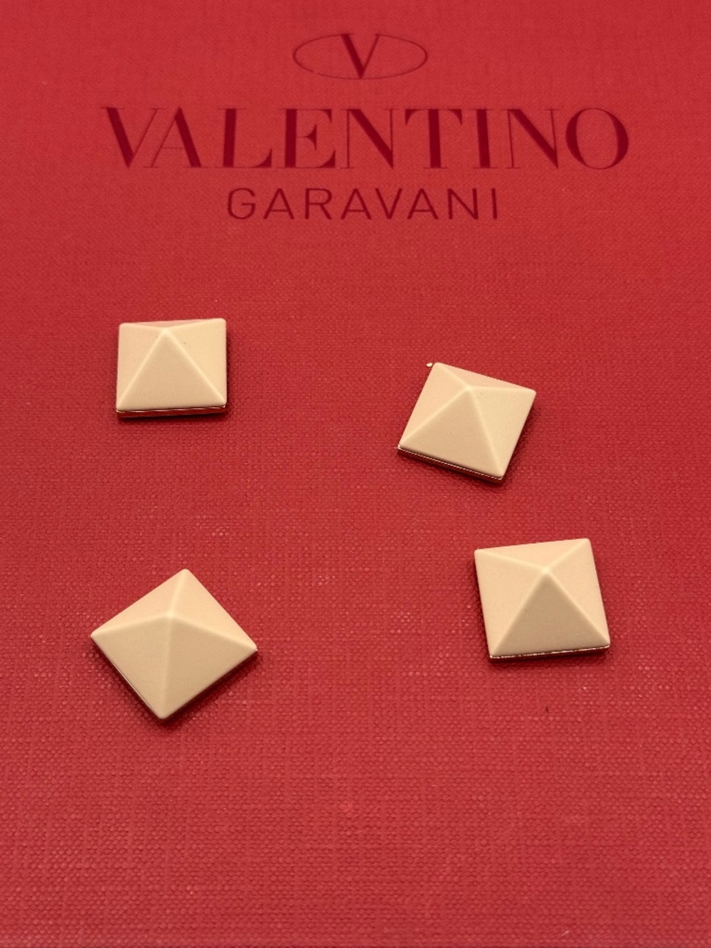 Valentino Garavani Enameled Romanstud Spare Studs – Poudre K4S
